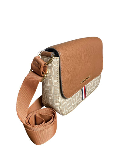 Bolsa Crossbody Tommy Hilfiger – Elegancia Monograma en Tono Camel