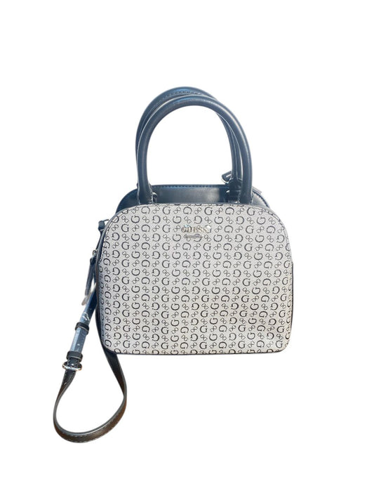 Bolso Satchel GUESS Monogram – Sofisticación y Estructura Clásica